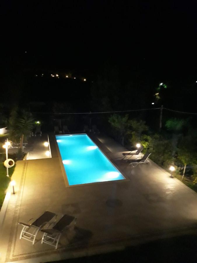Manos Studios Kolios Luaran gambar